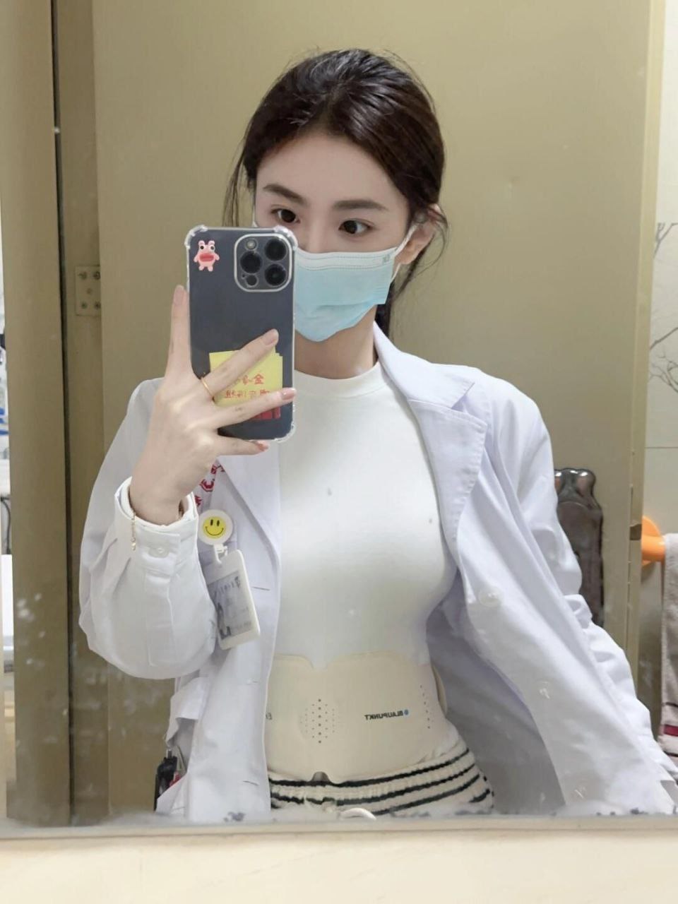 川渝明星“返乡潮”刷屏！半个娱乐圈提前回四川，背后是流量密码还是乡愁经济？