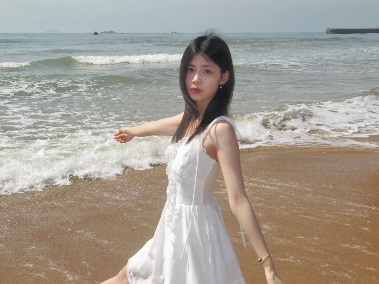 《小咪走路好奇怪！全网围观“猫步翻车现场”，网友：这猫是喝醉了吗？》