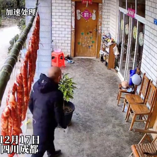 年关将至,你家香肠还“安全”吗?成都男子“顺手牵肠”监控全记录,网友:这是偷走了人家的年味!