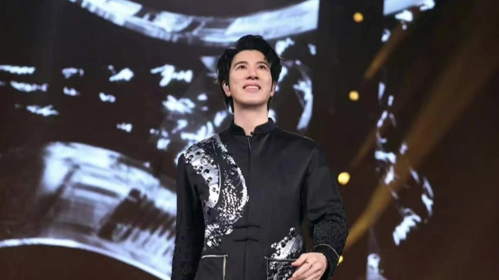 王力宏演唱会惊现“终结者”空翻！国产机器人炸翻全场，人类伴舞要失业了？