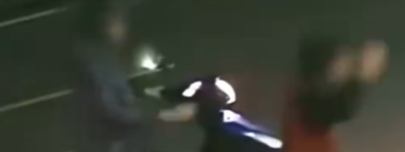 26岁孙子当街暴打失智奶奶:当亲情沦为提款机,我们该如何守住人性的底线?