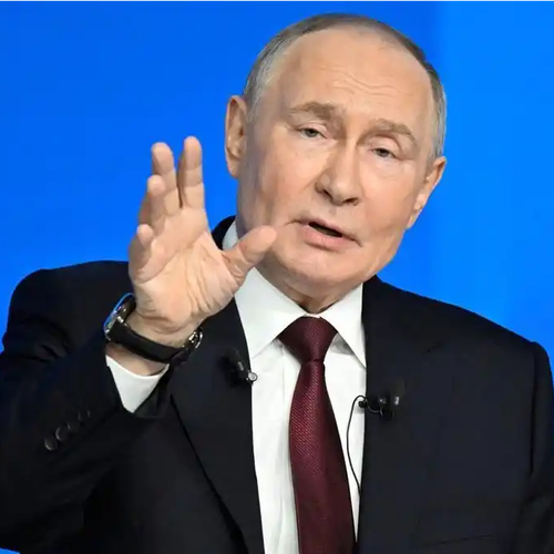 普京的“演技点评”与战争迷雾：一场记者会背后的政治剧场