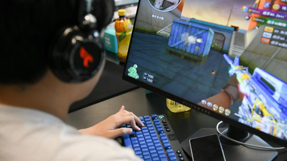 月入两万，边打游戏边赚钱？揭秘“陪玩师”背后的暴利与辛酸