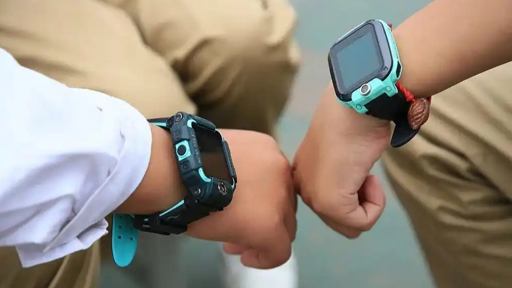 电话手表里的“江湖”:当小学生开始为“点赞”疯狂,我们该警惕什么?