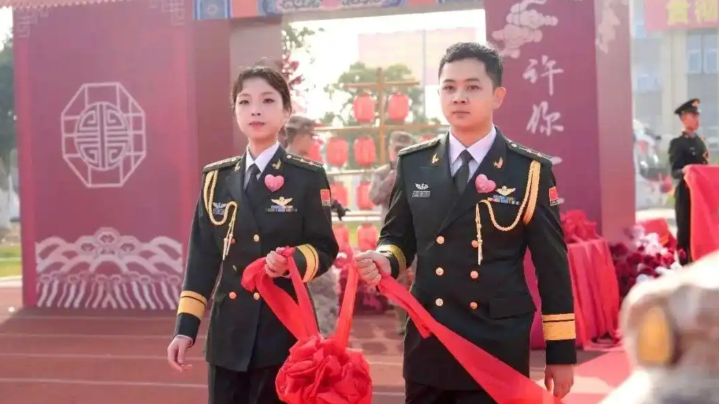 00后蓝天侠侣！陆军最年轻女飞行员大婚，航校到战鹰的“双机编队”爱情燃爆全网