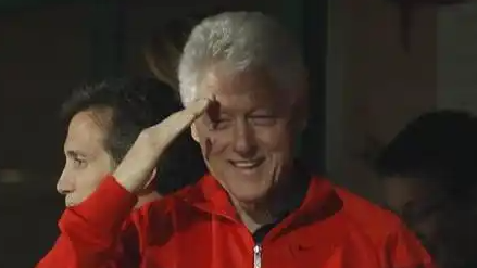 克林顿浴缸照曝光！爱泼斯坦案30万页文件解密，权贵名单震撼全球