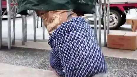 黑河早市惊现“巨人国”装备？零下30℃的生存智慧，100码大鞋里藏着的不仅是鞋垫！