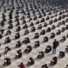 寒风中趴凳答题，是“阳光教育”还是形式主义作秀？