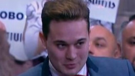 普京记者会惊现浪漫一幕!23岁记者举牌求婚,总统亲自“神助攻”引爆全网