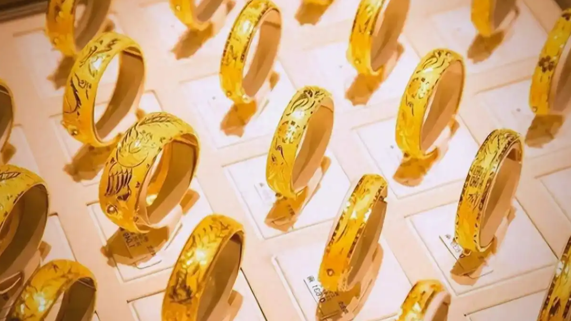 祖坟冒青烟？不，是冒金烟！男子盗170万黄金竟藏墓碑后，被抓时一句话让网友炸锅