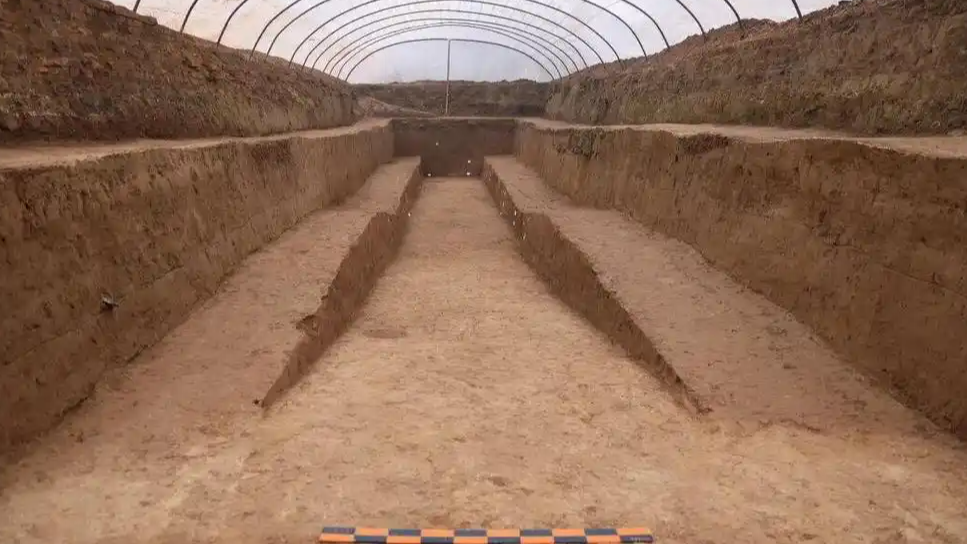 考古铲下惊现“悬浮宫殿”！阿房宫台基建在淤泥之上，颠覆千年想象