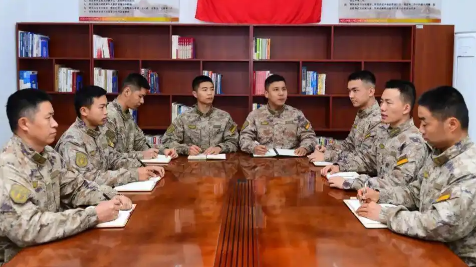 “优秀”撞上“不合格”：两位尖兵的评优之路，为何被“一票否决”？