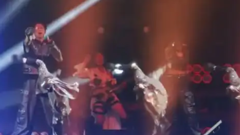 王力宏演唱会惊现“钢铁舞团”，马斯克亲自点赞！中国机器人已能空翻伴舞？