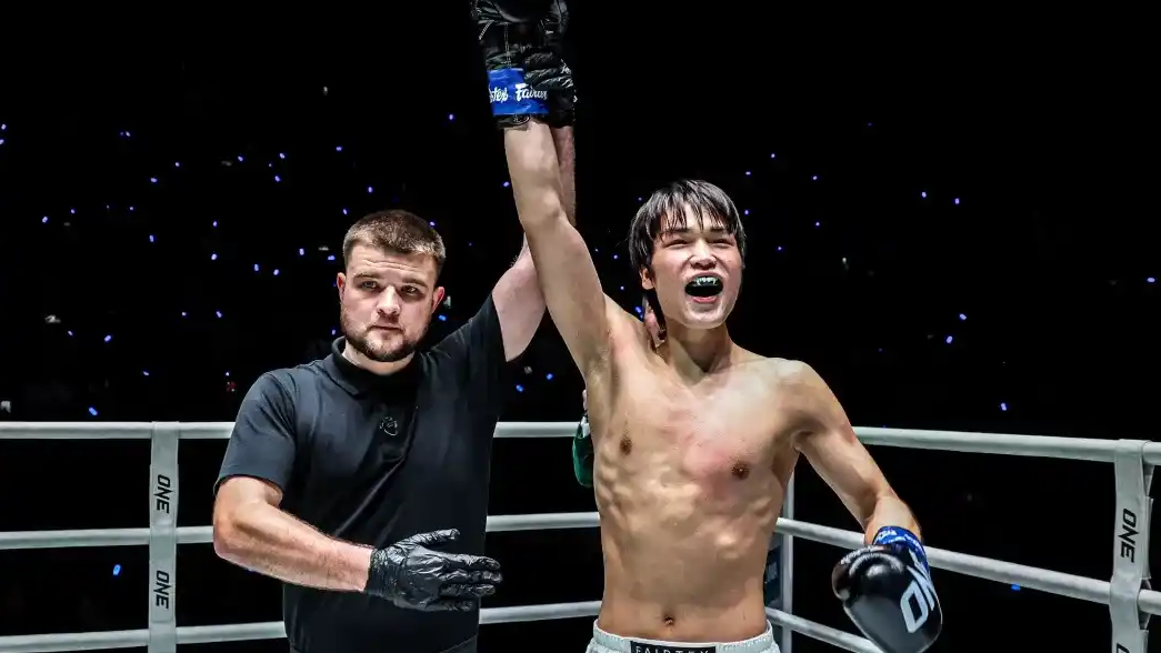 52秒!中国小伙闪电KO泰拳王,世界格斗版图被这个河南小子一脚踢碎!