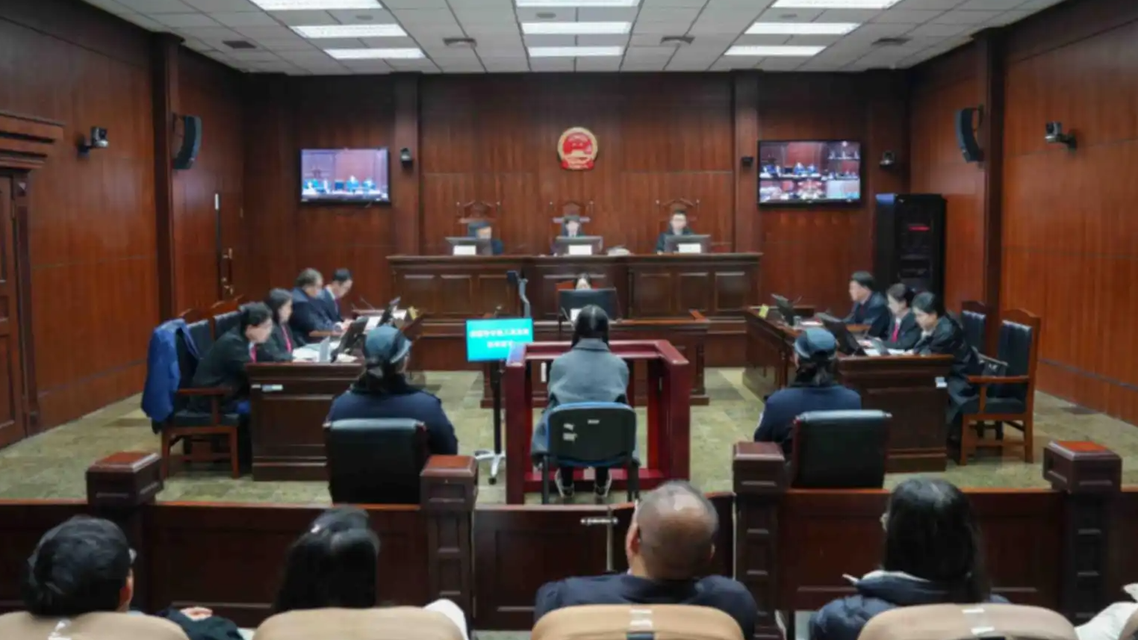 家门口的悲剧与正义的刻度：死缓判决背后，我们该如何守护“安全距离”？