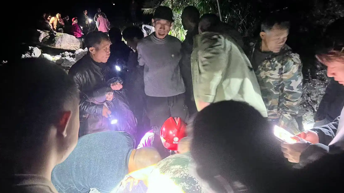 200斤村书记赤膊跳岩缝:那身“五花肉”,是寒冬里最硬的铠甲