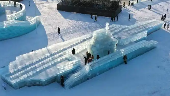 冰雕航母横空出世!2000立方米寒冰复刻“福建舰”,哈尔滨冰雪大世界上演硬核浪漫