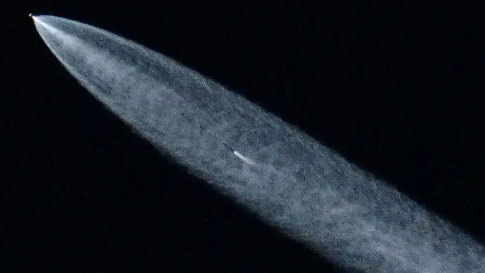 太空上演失控翻滚秀!马斯克的星链卫星“失联解体”,太空垃圾危机再响警报