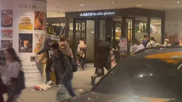 台北车站的悲歌:57岁勇士挺身而出,刺向他的刀,也刺穿了社会的安全网?