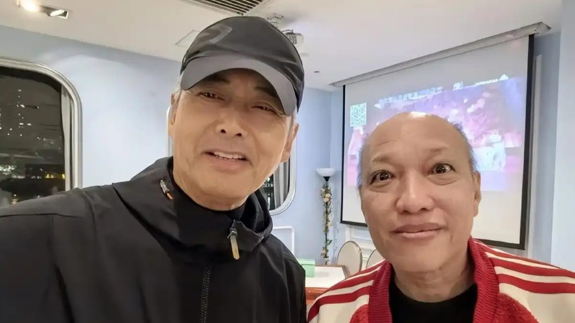 70岁周润发低调宴请近百名TVB旧同事:席地而坐的巨星,一场跨越35年的“江湖饭局”