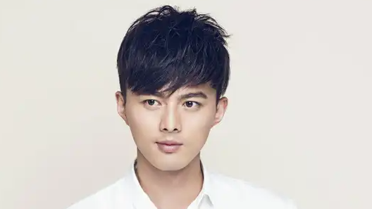 从“娃娃脸”到“轮椅战神”：叶祖新如何用《长安二十四计》杀回叔圈顶流？