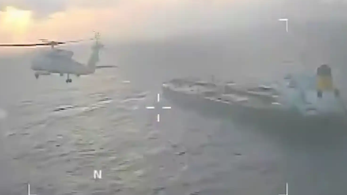 美军直升机悬顶，士兵速降突袭！委内瑞拉海域再演“扣押油轮”大戏，背后暗藏何种玄机？