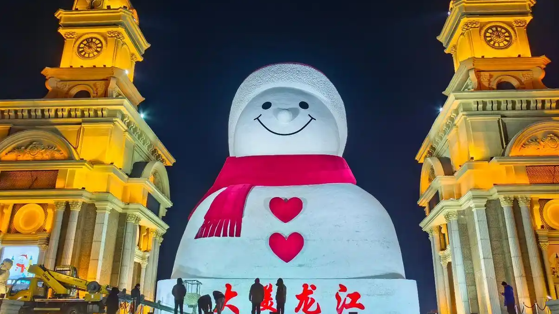 哈尔滨大雪人“穿雨衣”真相：一场AI生成的狂欢，为何让全网集体破防？