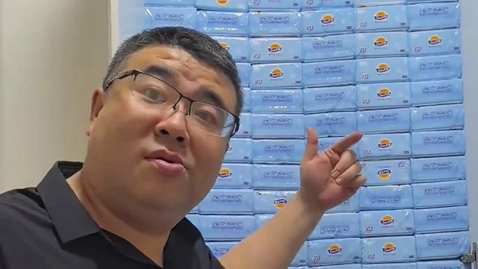 囤纸如山！男子吐槽妻子两年用不完4000包抽纸，背后是囤积癖还是消费智慧？